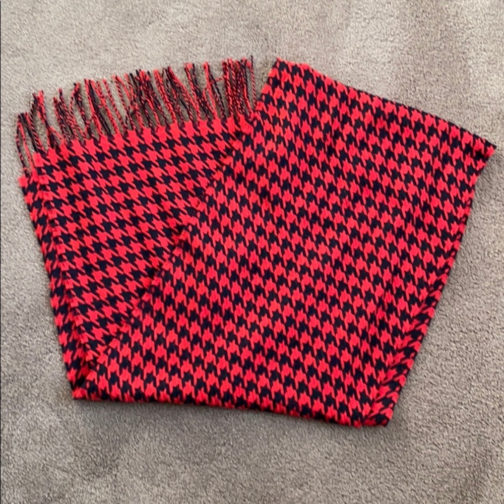 Black and red houndstooth patterned fringed scarf